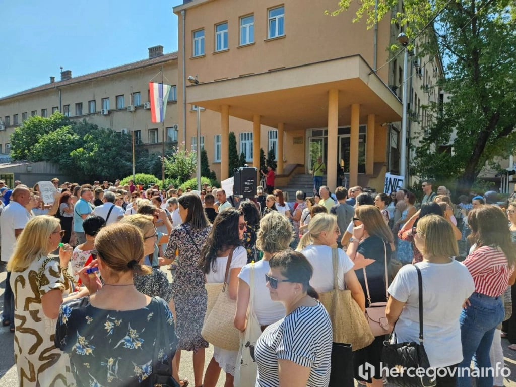 Prosvjetni radnici prosvjeduju u Mostaru, traže veća prava, Vlada nemoćna